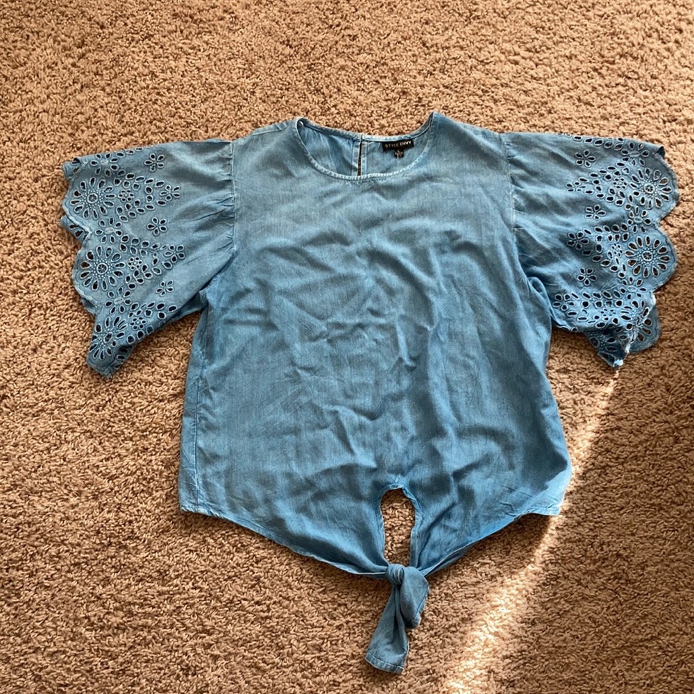 Style envy bleach washed tie front denim top with eyelet sleeve’s size L